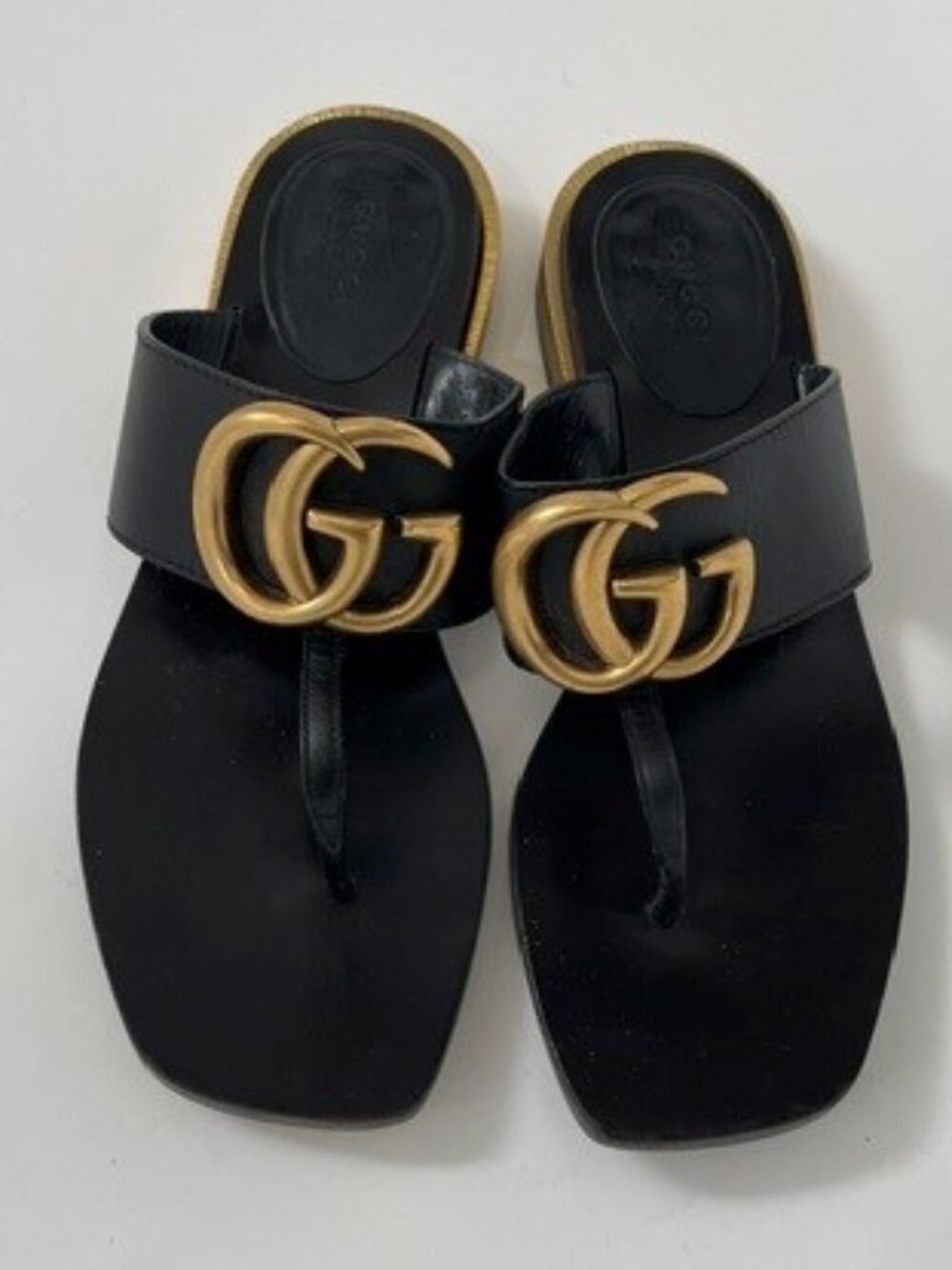 GUCCI womens Leather Thong Sandal sz. 37.5